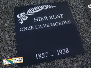 Oude grafplaat begraafplaats herstellen op een kerkhof